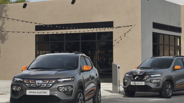 Dacia Spring Electric driekwart voor rijdt weg